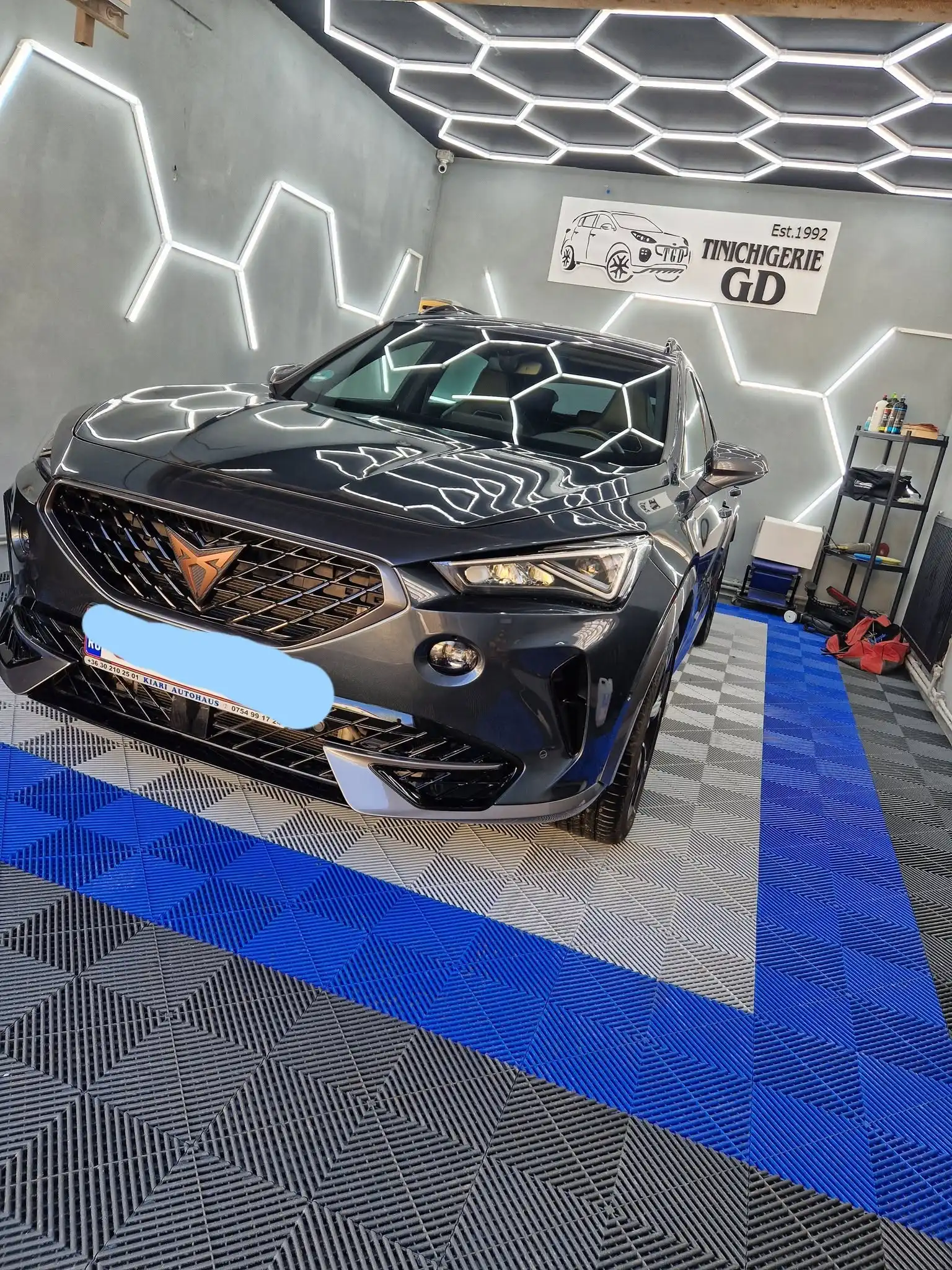 Autoturism în atelier, sub iluminatul de inspecție