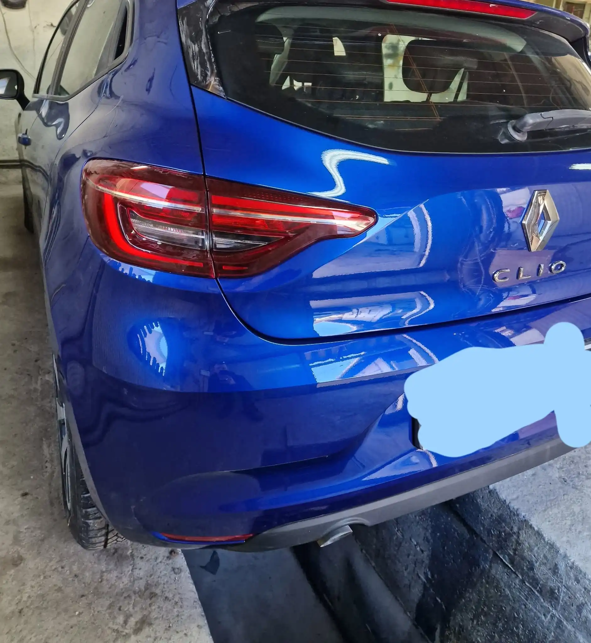 Partea din spate a unui Renault Clio după reparație
