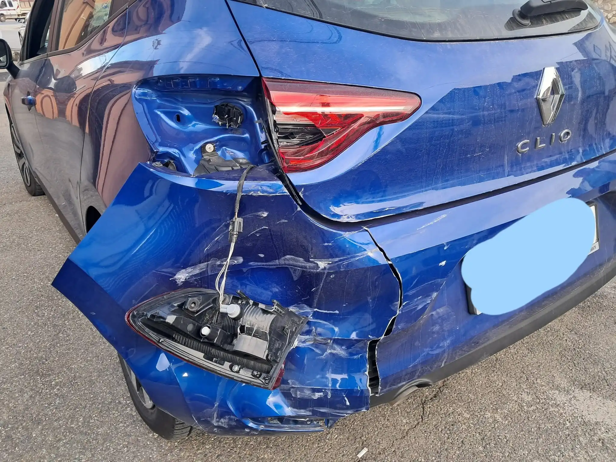Renault Clio cu partea din spate avariată, înaintea reparației